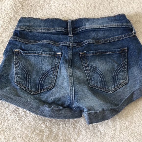 Hollister jeans shorts barely worn - Picture 2 of 3